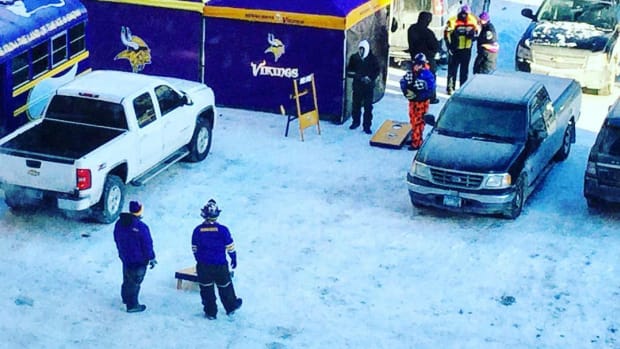 vikings-colts-fans-tailgate-cold-weather.jpg